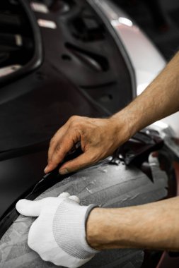 Plastik film, kusursuz araç ambalajlama sonuçları için dikkatlice uygulanır ve bıçakla budanır. Vinil ambalaj mükemmel gerilim ve kaliteli detaylar için keskin bıçak işi gerektirir.