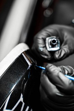 Pası önlemek için mikro fırçayla araba çipine sürülen rötuş boyası arabanın orijinal görünümünü sağlar. Hedef çizikleri ve kaya parçalarının renkleri birebir eşleşiyor.