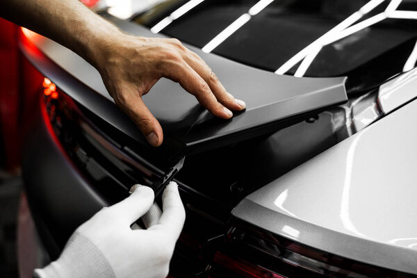 Виниловая аппликация в "Прогрессе". Виниловая пленка обрезается острым лезвием, чтобы обеспечить бесшовные края без пробелов и слез. Ручная виниловая резка для идеальной установки и чистых визуальных результатов