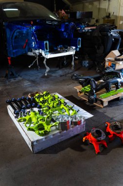 Canlı performans süspansiyon bileşenleri yeni boyanmış kalibreleri, eklemleri ve merkezleri olan sürüklenme bir yapı için düzenlenir. Sürüklenen araba süspansiyon parçaları süspansiyon inşaatı için ayarlandı