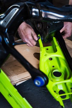 Sürüklenen araba yapımı için ön süspansiyon bileşenleri elle kurulum süreci, bobinler, açı kiti ve kontrol kolları dahil. Sürüklenen Araba Askıya Alma Süreci