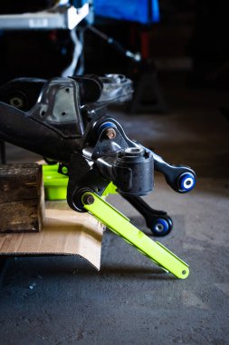 Sürüklenen Araba Askıya Alma Süreci. Sürüklenen araba yapımı için ön süspansiyon bileşenleri elle kurulum süreci, bobinler, açı kiti ve kontrol kolları dahil