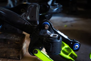 Sürüklenen süspansiyon kollarının kurulması denge ve şasi geribildirimini geliştirir. Sürüklenen araba alt çerçevesine kurulum süreci kuran poliüretan çalılıklara sahip kontrol kolları