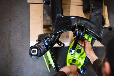 Sürüklenen arabanın alt çerçevesine poliüretan çalılıklar kuran kontrol kolları. Sürüklenme süspansiyon kollarının kurulması denge ve şasi geribildirimini geliştirir