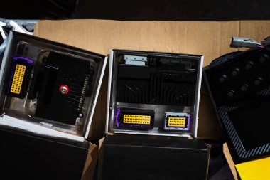 Sürüklenen araba projesinde elektronik kontrol modüllerinin hazırlanması çok önemlidir. Sürüklenen araba projesi için elektronik ve ECU bileşenleri. Elektronik bileşenler ve ECU 'lar drift araba yapımı için düzenlendi.