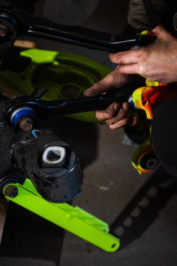 Tam Arka Askıya Alma Süreci. Sürüklenen süspansiyon güçlendirilmiş kontrol kolları ve hassas eklemleri içeriyor. Sürüklenme süspansiyonu güçlendirilmiş kontrol kolları ve hassas eklemleri içerir