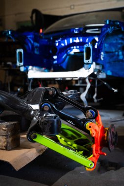 Sürüklenen süspansiyon güçlendirilmiş kontrol kolları ve hassas eklemleri içeriyor. Tam Arka Askıya Alma Süreci. Sürüklenme süspansiyonu güçlendirilmiş kontrol kolları ve hassas eklemleri içerir