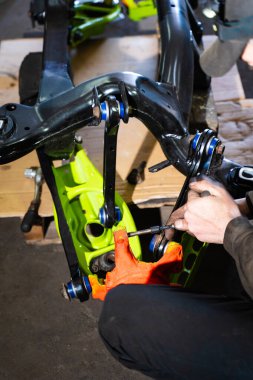 Sürüklenen süspansiyon güçlendirilmiş kontrol kolları ve hassas eklemleri içeriyor. Tam Arka Askıya Alma Süreci. Sürüklenme süspansiyonu güçlendirilmiş kontrol kolları ve hassas eklemleri içerir