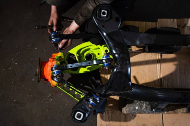 Arka Süspansiyon ve İnbot Kurulumu. Sürüklenen araba arka süspansiyonu, taze çalılar, canlı kollar ve yenilenmiş merkez..