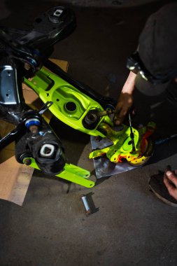 Arka Süspansiyon ve İnbot Kurulumu. Sürüklenen araba arka süspansiyonu, taze çalılar, canlı kollar ve yenilenmiş merkez. Sürüklenen araba projesi için özel arka süspansiyon kurulumu