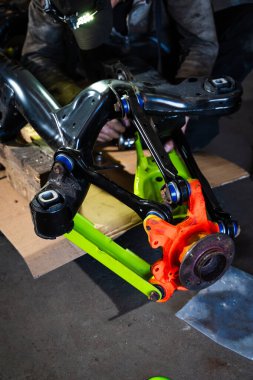 Arka Süspansiyon ve İnbot Kurulumu. Sürüklenen araba arka süspansiyonu, taze çalılar, canlı kollar ve yenilenmiş merkez. Sürüklenen araba projesi için özel arka süspansiyon kurulumu