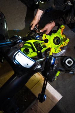 Arka Süspansiyon ve İnbot Kurulumu. Sürüklenen araba arka süspansiyonu, taze çalılar, canlı kollar ve yenilenmiş merkez..