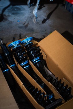 Şasi kurulmadan önce yeni sürüklenme süspansiyon kiti kutuda. Draft Coilover süspansiyon seti kutuda. Sürüklenme oluşturma için yüksek performanslı bobinler kuruluma hazır