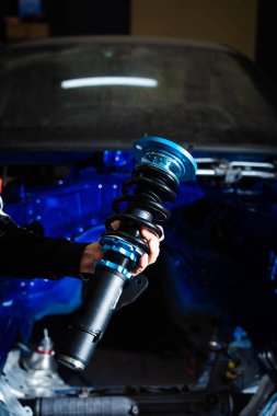 Kaplama, son süspansiyon ayarlamaları için yanlama şasesine yerleştiriliyor. Drift Build Mock-up için Coilover bekletiliyor. Süspansiyon kurulumu ve geometri hizalaması için sürüklenme şasisi için test sığdırma bobini