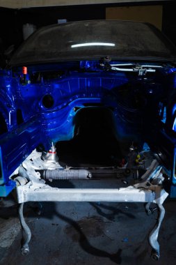 Sürüklenen araba projesi süspansiyon, büyük lastikler ve temiz temizlik çalışmalarından önce ham safhada. Drift Car Chassis Build - Özel Boyalı ve Sürülmüş Sürüklenme Projesi