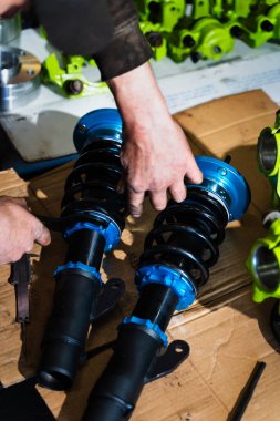 Bobin yüksekliğinin ayarlanması ve mikrometre hassasiyetle ön yükleme maksatlı sürüş aracında optimal denge ve ağırlık dağılımını sağlar. Sürüklenen araba projesine yüklemeden önce Coilover ölçülüyor