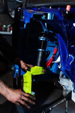 Arka süspansiyon kolları şasinin altına yerleştiriliyor. Drift Car Build için Chassis Altında Arka Süspansiyon Kurulumu. Teknisyen şasinin altındaki kol ve alt çerçeve bağlantılarını sıkılaştırır