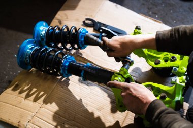 Drift araba projesi için Arka Alt Çerçeve Kurulumu. Arka alt çerçeve, yüksek açılı sürüklenme oturumları sırasında katı diferansiyel bağlanma ve şasinin sertleşmesi için güçlendirilmiş ve hizalanmıştır