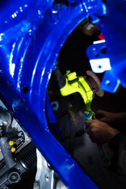 Disk fren ve bobin destek düzeneği drift yarışı için ince ayarlı. Ön süspansiyon ve fren diski kurulumu. Sürüklenme durdurma gücü için performans fren diski ve payanda montajı yüklendi