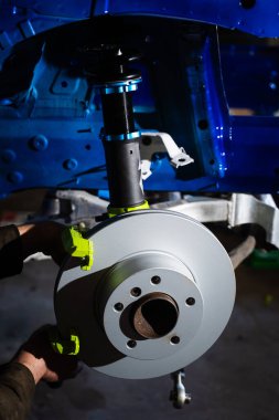 Disk fren ve bobin destek düzeneği drift yarışı için ince ayarlı. Ön süspansiyon ve fren diski kurulumu. Sürüklenme durdurma gücü için performans fren diski ve payanda montajı yüklendi