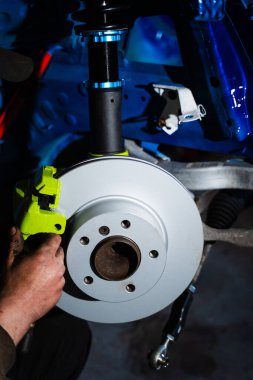 Drift Build için fren sistemi ve süspansiyon ayarları. Özel süspansiyonda yeni fren pervanesi ve kalibre kurulumu. Sürüklenme oluşturma için yüksek performanslı fren ve sarmal kurulumu