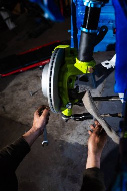 Özel süspansiyonda yeni fren pervanesi ve kalibre kurulumu. Sürüklenme için yüksek performanslı fren ve sarmal kurulumu. Sürüklenme İnşa İçin Fren Sistemi ve Askıya Alma Ayarları