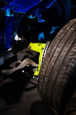 Drift Build için fren sistemi ve süspansiyon ayarları. Özel süspansiyonda yeni fren pervanesi ve kalibre kurulumu. Sürüklenme oluşturma için yüksek performanslı fren ve sarmal kurulumu