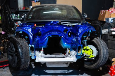 Ham evrede sürüklenen araba geliştirilmiş süspansiyon, büyük lastikler ve temiz temizlik çalışmaları gösteriyor. Drift Car Chassis Build - Özel Boyalı ve Sürülmüş Sürüklenme Projesi