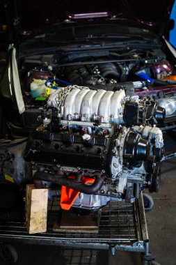 Motor Takası devam ediyor. Sürüklenen arabada kurulum için özel V8 motoru hazır. Işıklandırma başlıkları, giriş ve makara sistemi. Motor değişimi, giriş ve iletim özelliklerini içeriyor