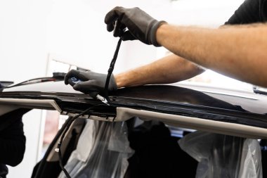 Yapıştırıcının temiz çıkarılması ön camın doğru şekilde kapatılması için hayati önem taşıyor. Ön cam çıkarıldıktan sonra artık yapıştırıcıyı çıkarıyorum. Teknisyen cam söktükten sonra artık yapıştırıcıyı kazıdı