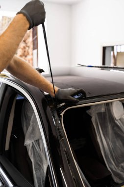 Yapıştırıcının temiz çıkarılması ön camın doğru şekilde kapatılması için hayati önem taşıyor. Ön cam çıkarıldıktan sonra artık yapıştırıcıyı çıkarıyorum. Teknisyen cam söktükten sonra artık yapıştırıcıyı kazıdı