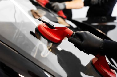 Aspirasyon asansörlerini kullanarak ön cam kurulumu. İki teknisyen vantilatör kullanarak ön cam kuruyor. Ön cam yerleştirilmesi, güvenlik ve bütünlük sağlar. Yeni Ön Kalkan kurulum süreci