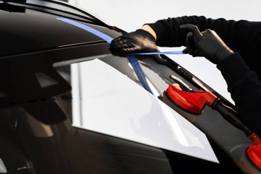 Ön cam teknisyenleri cam çıkarmada elektrikli süpürgeye güvenirler. Aspiratör kullanarak ön cam kaldırma ve yerleştirme. Camı sıkıca tutan kaldırma araçlarını kullanarak ön cam değiştirme