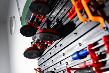 Araba camı işi için araç duvarı. Ön cam sökme ve kurulum işlemleri için uygun bir araç duvarı kurulumu. Otomatik cam değiştirme için özelleştirilmiş duvar montajlı araç takımı