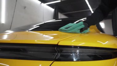 4K videosunu detaylandırdıktan sonra mikrofiber bezle el yıkama ve cilalama. Garajda mikrofiber havlu kullanarak el temizleme ve spor araba yıkama..