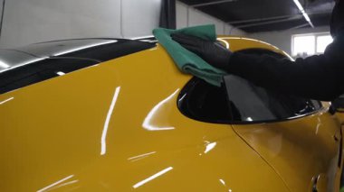 4K videosunu detaylandırdıktan sonra mikrofiber bezle el yıkama ve cilalama. Garajda mikrofiber havlu kullanarak el temizleme ve spor araba yıkama..