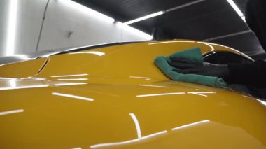 4K videosunu detaylandırdıktan sonra mikrofiber bezle el yıkama ve cilalama. Garajda mikrofiber havlu kullanarak el temizleme ve spor araba yıkama..