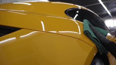 4K videosunu detaylandırdıktan sonra mikrofiber bezle el yıkama ve cilalama. Garajda mikrofiber havlu kullanarak el temizleme ve spor araba yıkama..