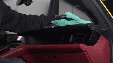 Mikrofiber el temizleme ve spor araba yıkama Garaj 4K video mikrofiber havlu kullanarak. Detaylı işlemden sonra iç arabayı mikrofiber bezle elle yıkama.