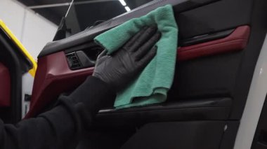 Mikrofiber el temizleme ve spor araba yıkama Garaj 4K video mikrofiber havlu kullanarak. Detaylı işlemden sonra iç arabayı mikrofiber bezle elle yıkama.