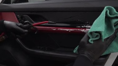 Temizlik işçisi. 4K numaralı müşterinin iç çamaşırlarını yıkıyor. Araba kapısının iç tarafındaki buhar temizleme işlemi köpük üstüne deterjan ve fırçayla yıkanma işlemi. Araba temizleme servisi.