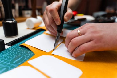 Bıçak ve şablonla deri kesimi. Esnaf kaliteli deriyi keskin bıçak ve kağıt şablonlarla keser. Hassas bıçak ve şablonlarla deri işçiliği