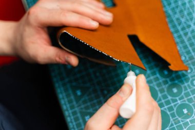 Deri kenarlara yapıştırıcı sürmek dikişlerden önce güçlü bir bağ sağlar. Dikişler ve kalıcı ürünler için deri kenarları yapıştırmak. Deri yapıştırıcı uygulaması dikiş atmadan önce kenarları güvence altına alır