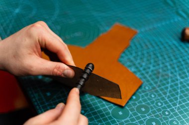 Deri yakma, aşınmaya direnen cilalı kenarlar yaratır. Yakma makinesi kullanan zanaatkarlar dayanıklılık ve parlaklık için deri kenarlarını arıtırlar. Deri kenar yakma pürüzsüz, parlak bir son sağlar