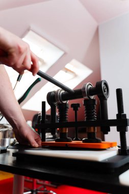 Zanaatkar deriye desenler yerleştirmek için basın makinesi kullanır. Deri baskı el yapımı tasarımlara güç ve detay sağlar, cüzdanlar, kemerler ve aksesuarlar için prim sonuçları yaratır.