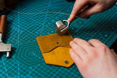 Deri silindirler sertlik için yapışkan parçalara basmak için kullanılır. Yapıştırmadan sonra deri yüzeyleri yuvarlamak boşlukları kapatmaya yardımcı olur. Pürüzsüz deriyle sıkıca bağlanmayı ve pürüzsüz kenarları garantiler.