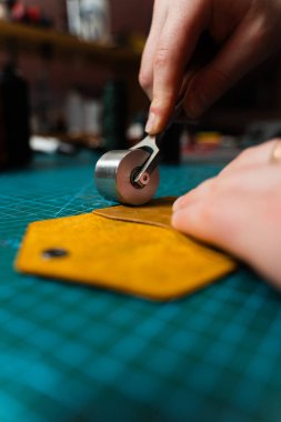 Deri silindirler sertlik için yapışkan parçalara basmak için kullanılır. Yapıştırmadan sonra deri yüzeyleri yuvarlamak boşlukları kapatmaya yardımcı olur. Pürüzsüz deriyle sıkıca bağlanmayı ve pürüzsüz kenarları garantiler.