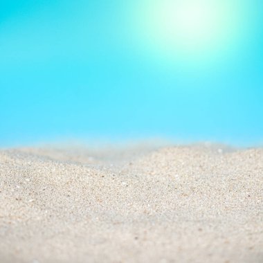 Mavi gökyüzü arka planlı deniz kumsalı