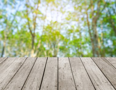 Boş tahta masa ve bulanık arkaplan