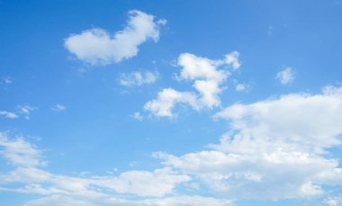Beyaz bulutlu mavi gökyüzü